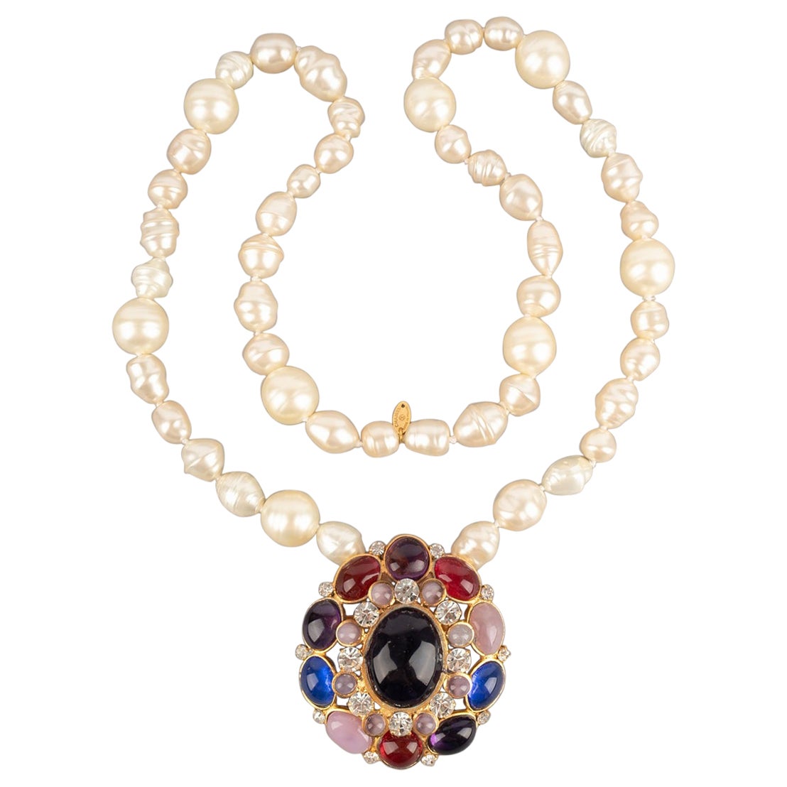 Collana con ciondolo di perle dorate Chanel in vendita