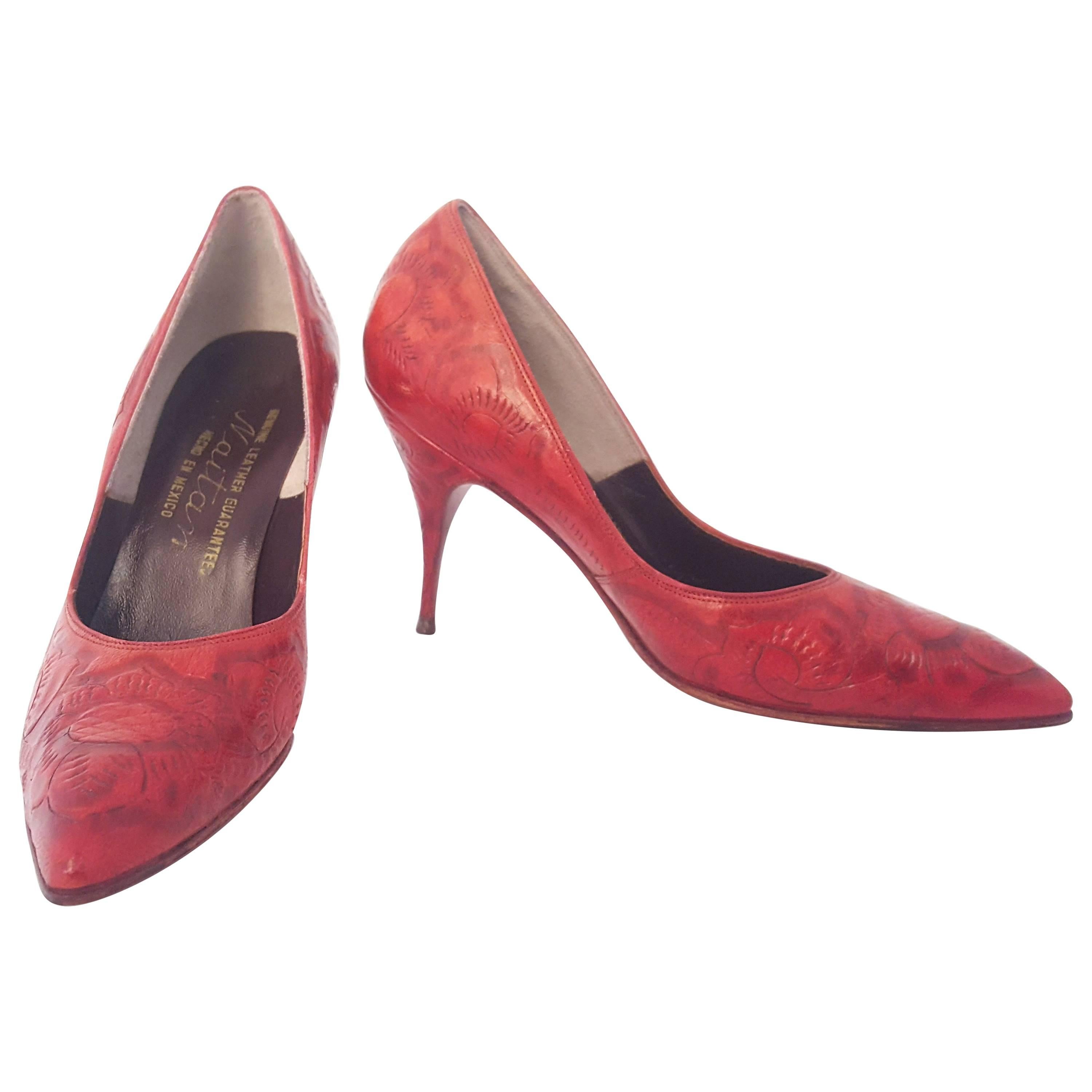 Chaussures à talons mexicaines rouges en cuir ouvragé à la main, années 50 en vente