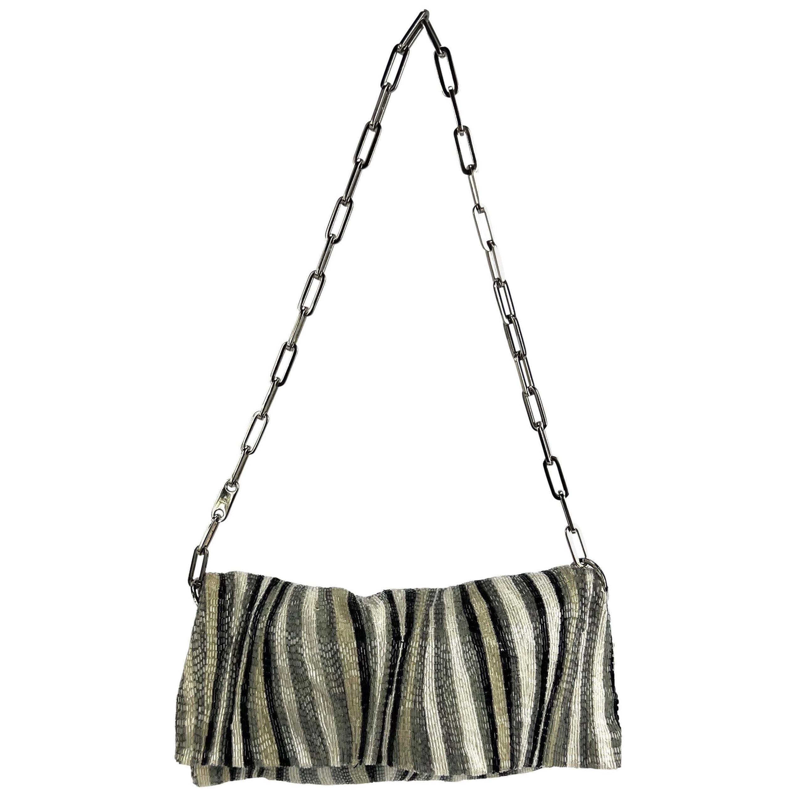 S/S 2000 Gucci by Tom Ford Bolso con solapa de cadena con diseño abstracto de cuentas en gris blanco