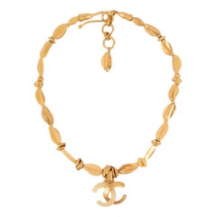 Chanel, collier court CC en métal doré et résine, 2000