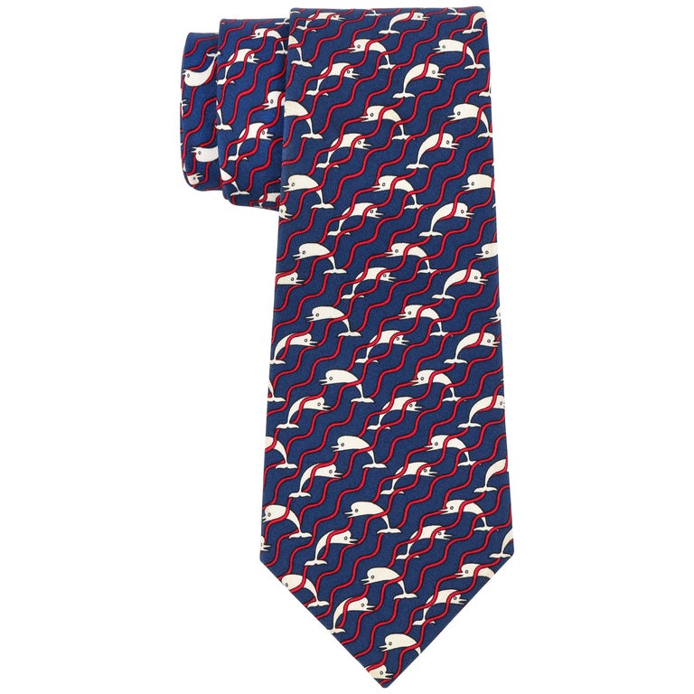 Cravate HERMÈS 5 plissée en soie bleu marine avec imprimé dauphins et  bandes de vagues, 987 SA - En vente sur 1stDibs