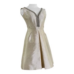 Minivestido de seda shantung marfil de los años 60 con escote de pedrería y falda en línea A