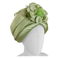 Turban rembourré et enveloppé en soie vert pastel avec fleur centrale, fabriqué sur mesure