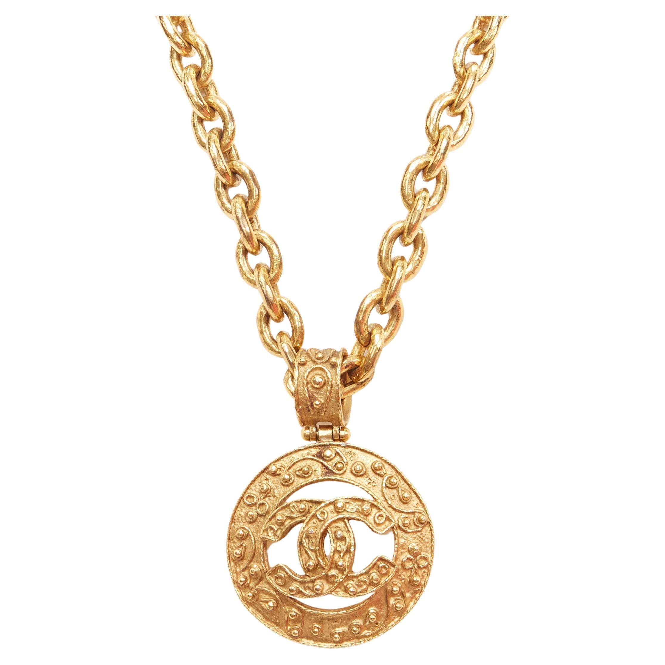 CHANEL 94A Vintage Gold-Halskette mit ineinandergreifendem CC-Logo und Münzanhänger