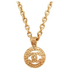CHANEL 94A Vintage Gold-Halskette mit ineinandergreifendem CC-Logo und Münzanhänger