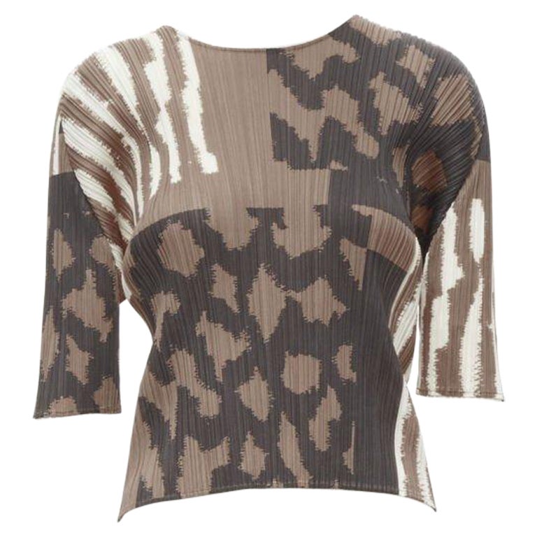 Pleats Please Issey Miyake - top a pieghe con stampa etnica astratta - marrone