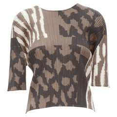Pleats Please Issey Miyake - top a pieghe con stampa etnica astratta - marrone