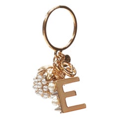 FENDI Goldfarbener E-alphabet-Perlen-Spitzen-Anhänger mit Beerenverzierung