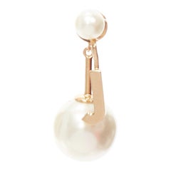 CHRTISTIAN DIOR Tribale gold J Buchstabe faux Perle baumelnden Pin Ohrring einzeln