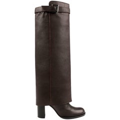 CHANEL Bottes hautes plissées en cuir marron