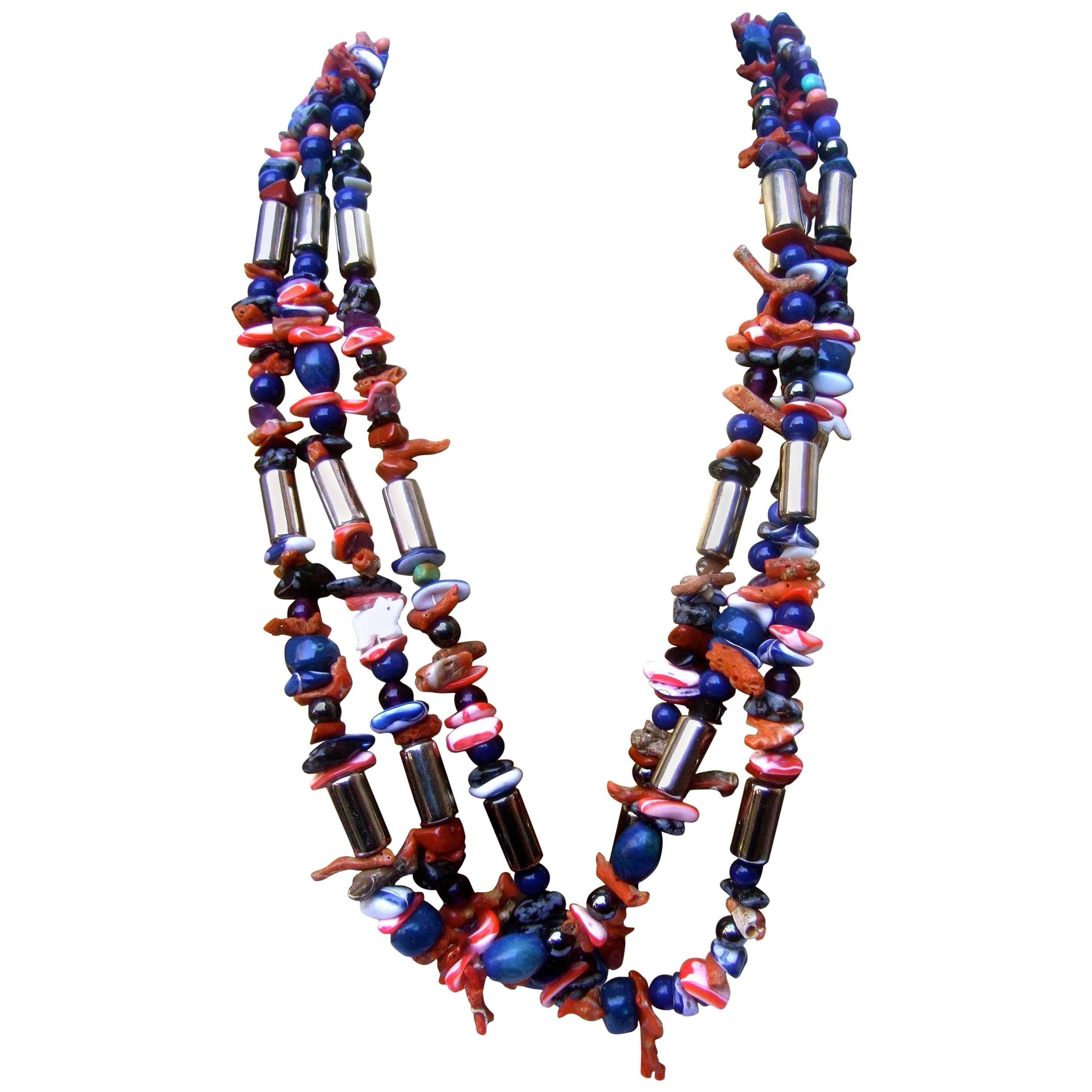 Statement-Halskette aus exotischem Kunsthandwerk Koralle und Lapis Halbedelstein  im Angebot