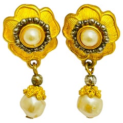Orecchini vintage Liz Claiborne con perle d'oro e fiori penzolanti di design