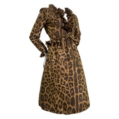1960 Pat Sandler Vestido de cóctel de seda con estampado de leopardo y detalle de volantes