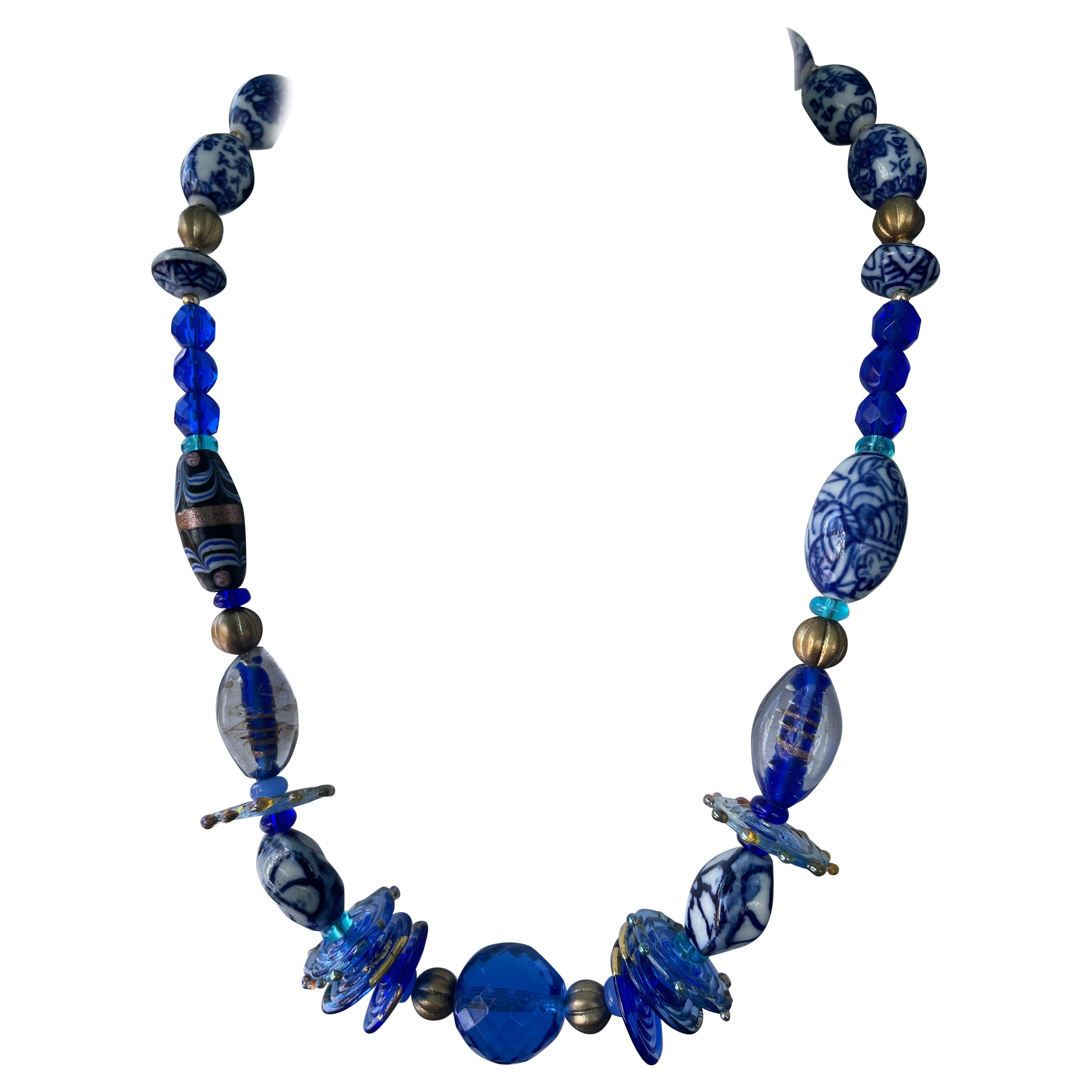 LB propose un collier en verre de Delft tchèque bleu vintage avec disques en verre faits main en vente