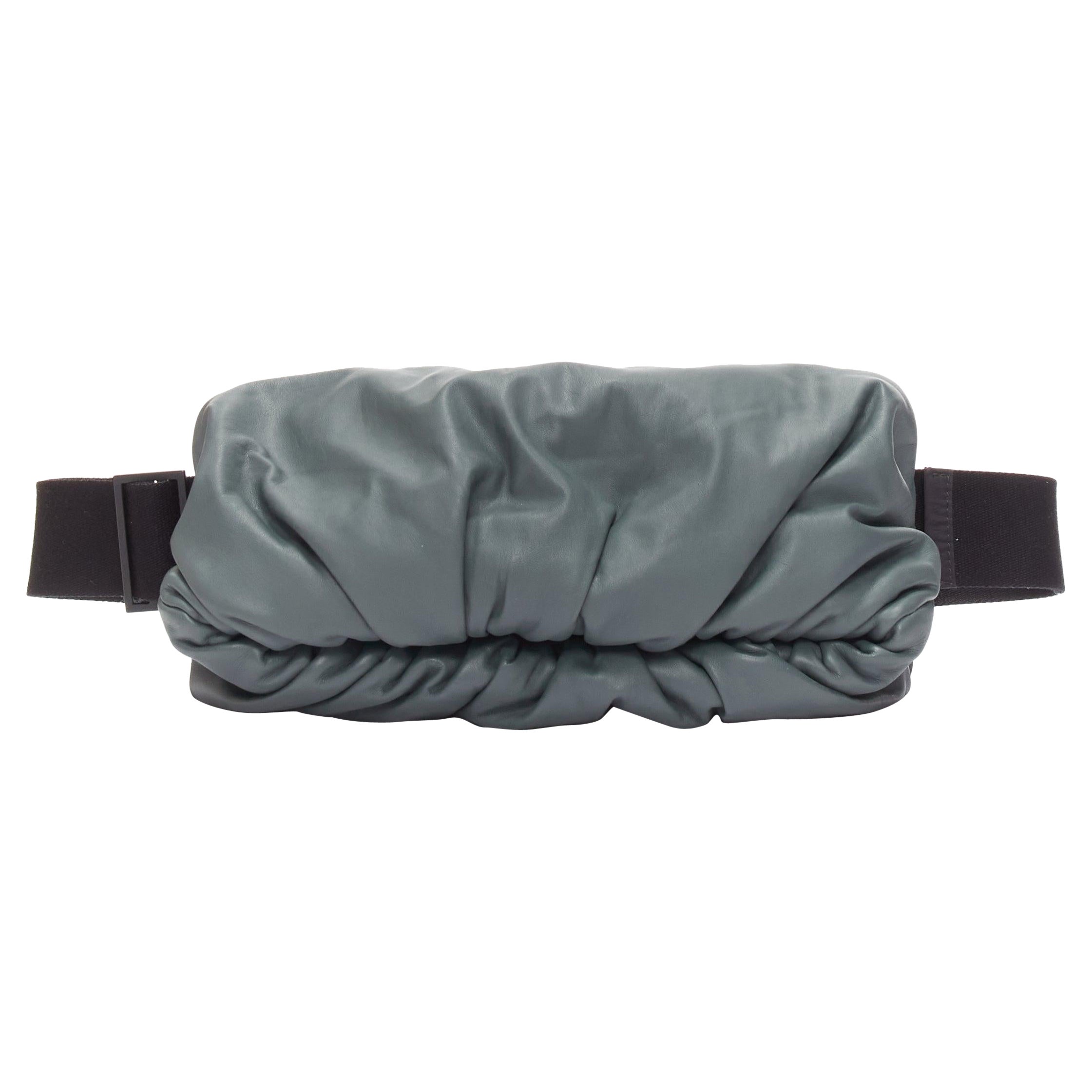 Bottega Veneta The Body pouch grigio pelle liscia nero cinturino sportivo in vita in vendita