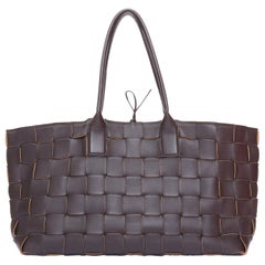 BOTTEGA VENETA Cabat Maxi Intrecciato Tote Bag aus dunkelbraunem gewebtem Leder