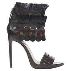 ALAIA Sandales à talons hauts à franges en raphia noir à découpes superposées EU38