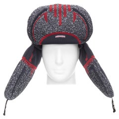 PRADA 2019 Runway rouge gris logo jacquard rembourré chapeau trappeur L