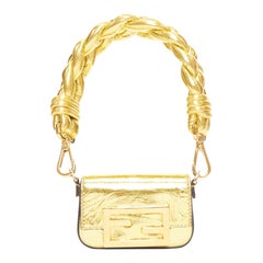 Minibolso FENDI Nano Baguette Maxi Handle oro metálico FF hebilla