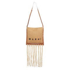 MARNI bolso bandolera de rafia marrón con flecos de piel y logotipo negro