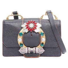 MIU MIU Lady Bolso bandolera con solapa y hebilla de strass de colores en piel negra