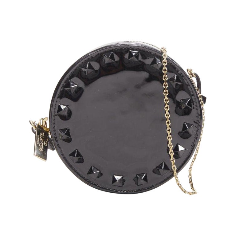 VALENTIN Rockstud black patent leather studded gold chain circle crossbody bag For Sale