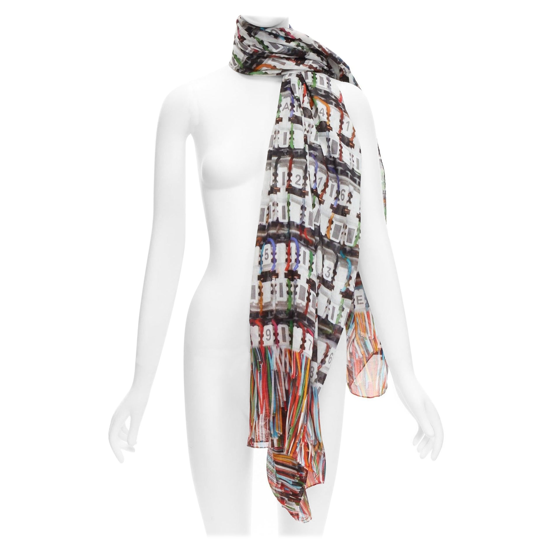 Sciarpa Chanel multicolore 100% cotone con stampa del logo CC e del numero del centro dati in vendita