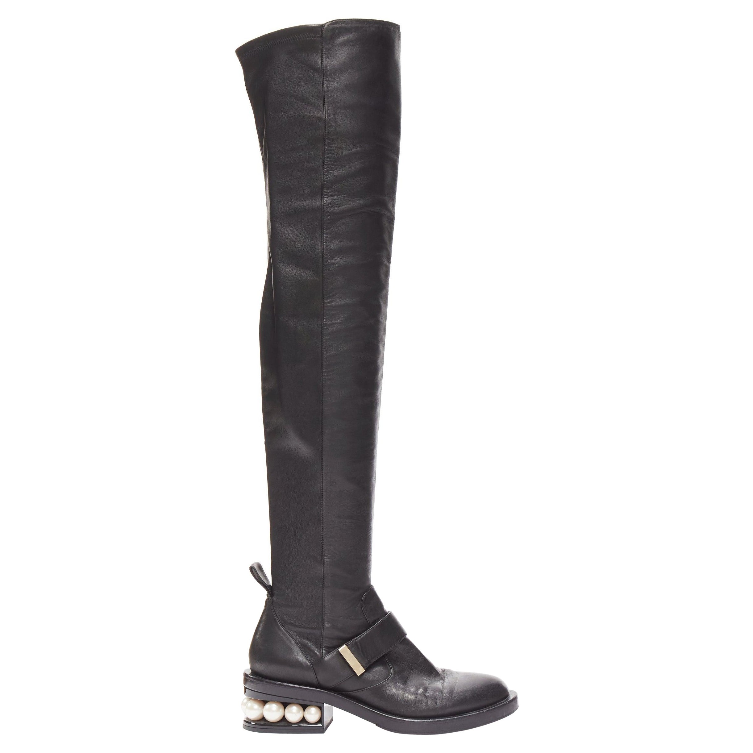 Bottes hauteur genou noires embellies de perles NICOLAS KIRKWOOD EU37,5 en vente
