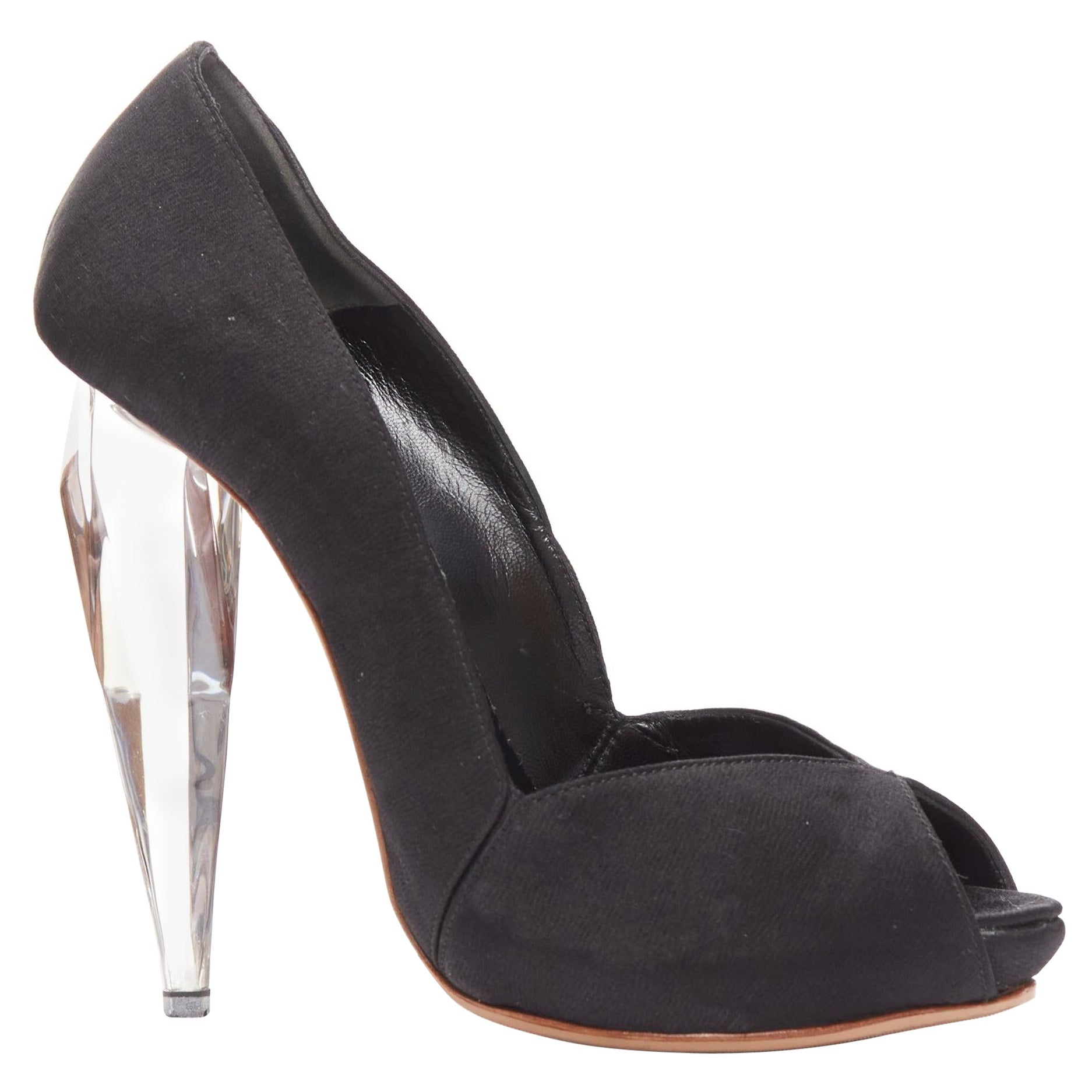 ALEXANDER MCQUEEN satén negro transparente lucite daga peep toe tacón EU37 en venta