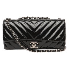 Chanel Baguette Umhängetasche Chevron aus schwarzem Lackleder mit silberner Doppelkette