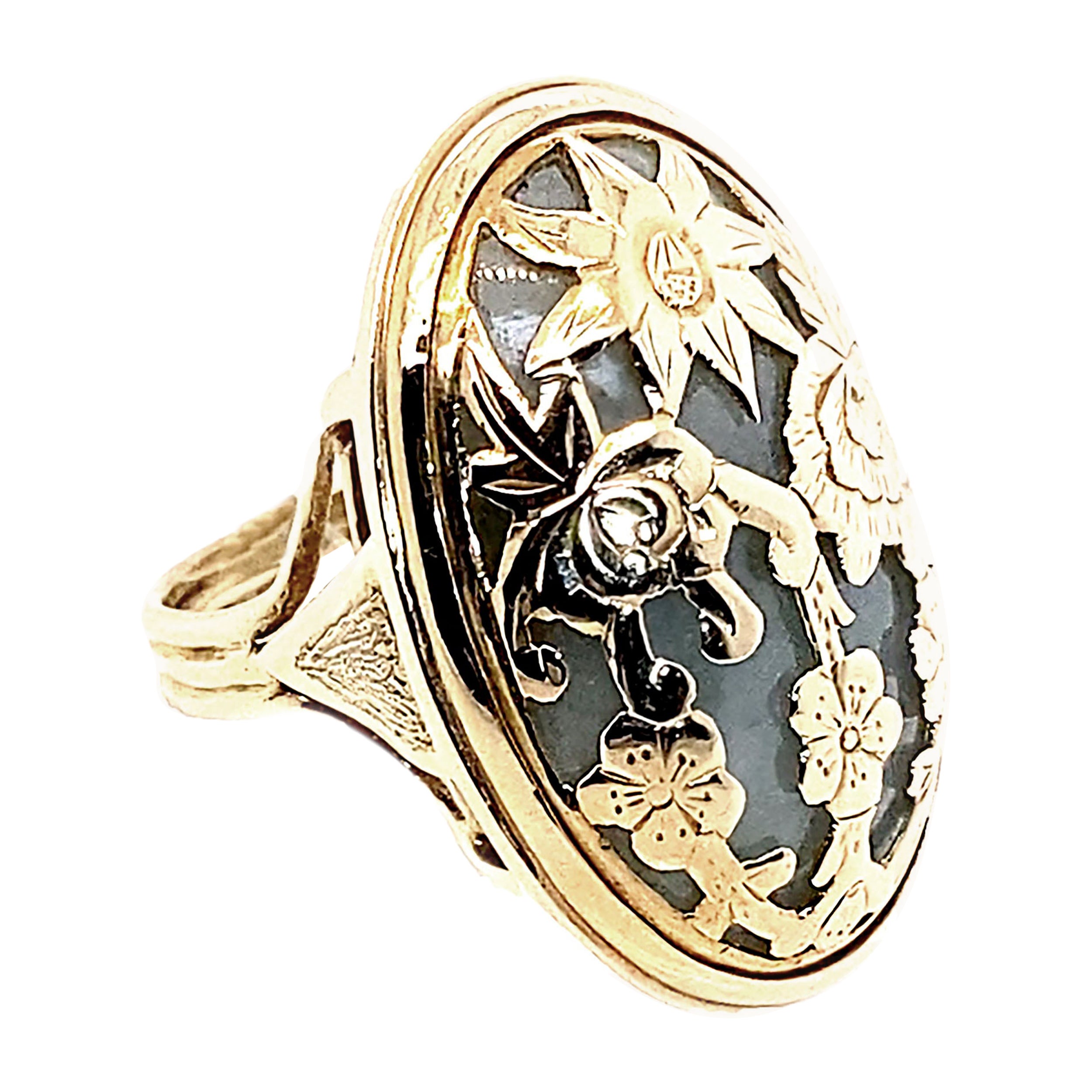 Vintage 14KT Yellow Gold and Jadeite Cabochon Ring – A Timeless Treasure
Discover the elegance of this vintage late 20th-century ring, crafted from 14KT yellow gold and featuring a stunning jadeite cabochon. This exquisite piece is perfect for