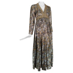 Kasper for Joan Leslie Vestido de seda y lúrex paisley 1968 documentado