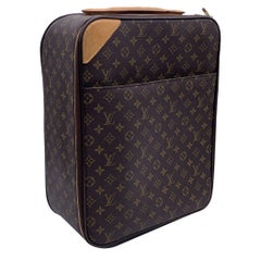 Trolley de equipaje rodante Louis Vuitton Pegase 45 de lona con monograma