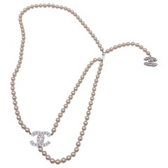 Chanel 06, collier ou ceinture en perles et fausses perles avec logo CC