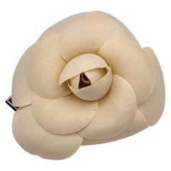 Alfiler broche camelia de tela beige vintage de Chanel