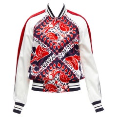 VALENTINO - Blouson bombardier Manifesto en satin rouge et bleu à motif cœur, taille IT 40 S, 2022