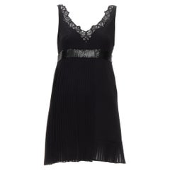 VERSACE 2015 mini abito plissettato in pizzo di seta nero con scollo a V e finiture in cimice IT40 S