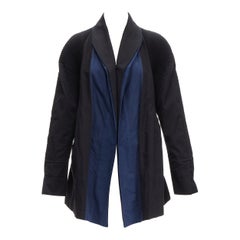 Issey Miyake nero blu in misto cotone con spalle plissettate e taglio 3D, cappotto JP2 M