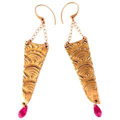 Triangle on Chain with Fuschia Briollettes 11