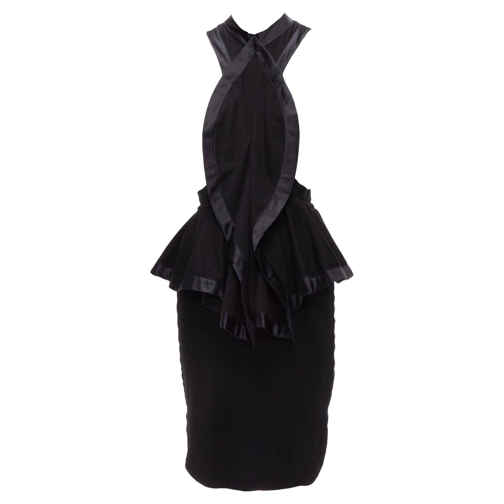 GIVENCHY RICCARDO TISCI Pasarela Vestido de satén negro con volante peplum racer en venta