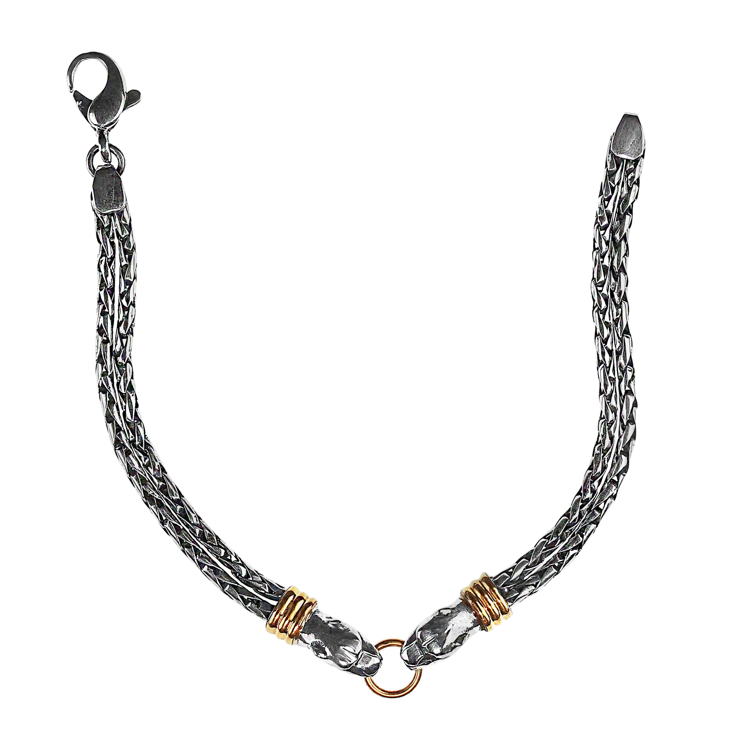 
Bracciale con motivo a serpente a due teste in argento sterling da 8 pollici con accenti dorati
Scopri un'accattivante miscela di mistero ed eleganza con questo bracciale in argento sterling da 8 pollici, caratterizzato da un sorprendente motivo a