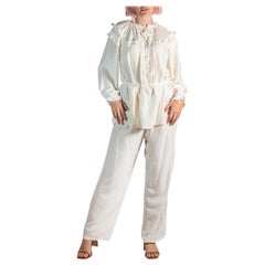 Pigiama da salotto con volant Louis Feraud, crema, seta jacquard, anni '70.