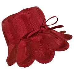 Sombrero de ala festoneada de paja magenta con lazo en la parte delantera, Saks Fifth Avenue, años 60