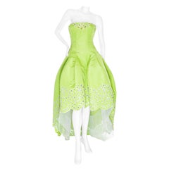 Oscar De La Renta 2015: abito in seta e tulle verde senza spalline con occhiello