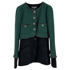 Veste Chanel neufe bordée de chaînes avec boutons de bijoux 9 carats