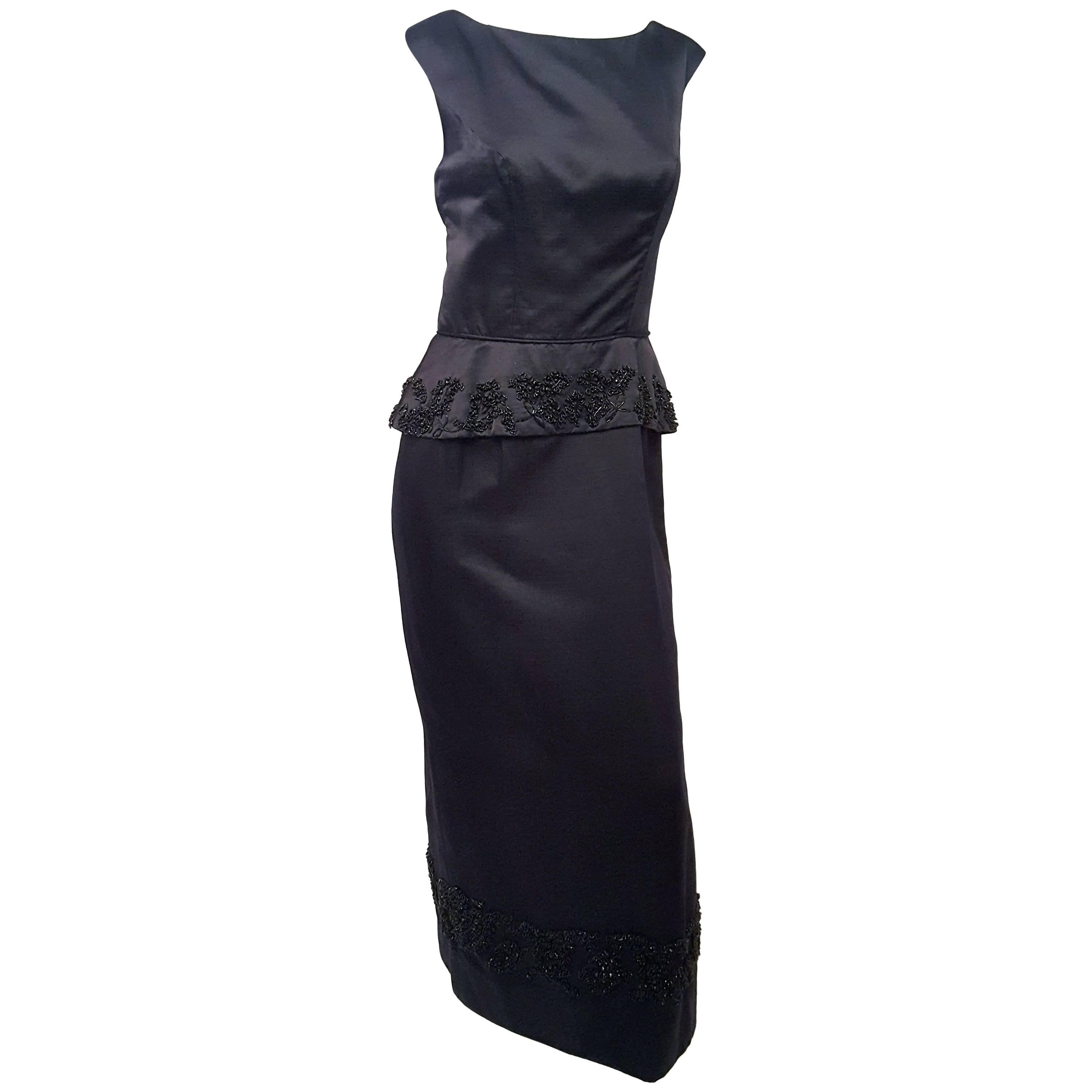 Robe colonne noire perlée des années 60 avec péplum