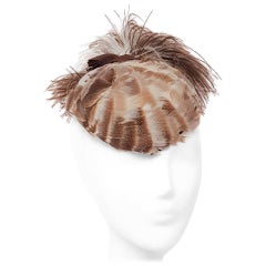 Sombrero de moda con plumas de los años 30