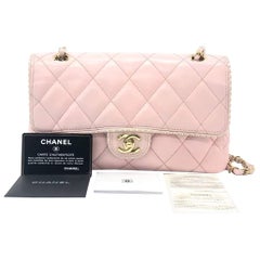 Chanel Classic Flap Piel rosa Happy Stitch mediana con ribete blanco en contraste