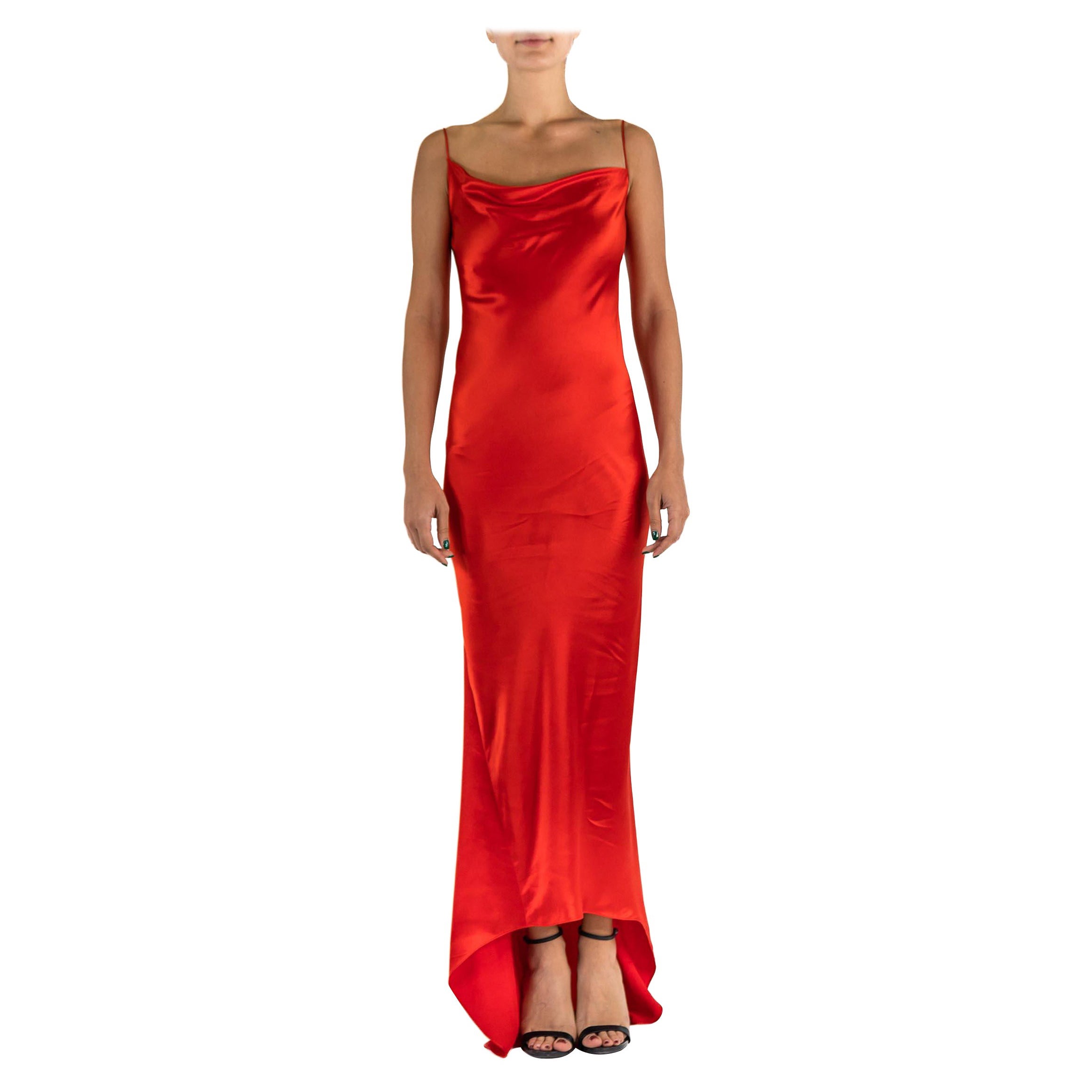 DONNA KARAN Robe minimaliste rouge cerise coupée en biais en rayonne mélangée et satin, années 1990