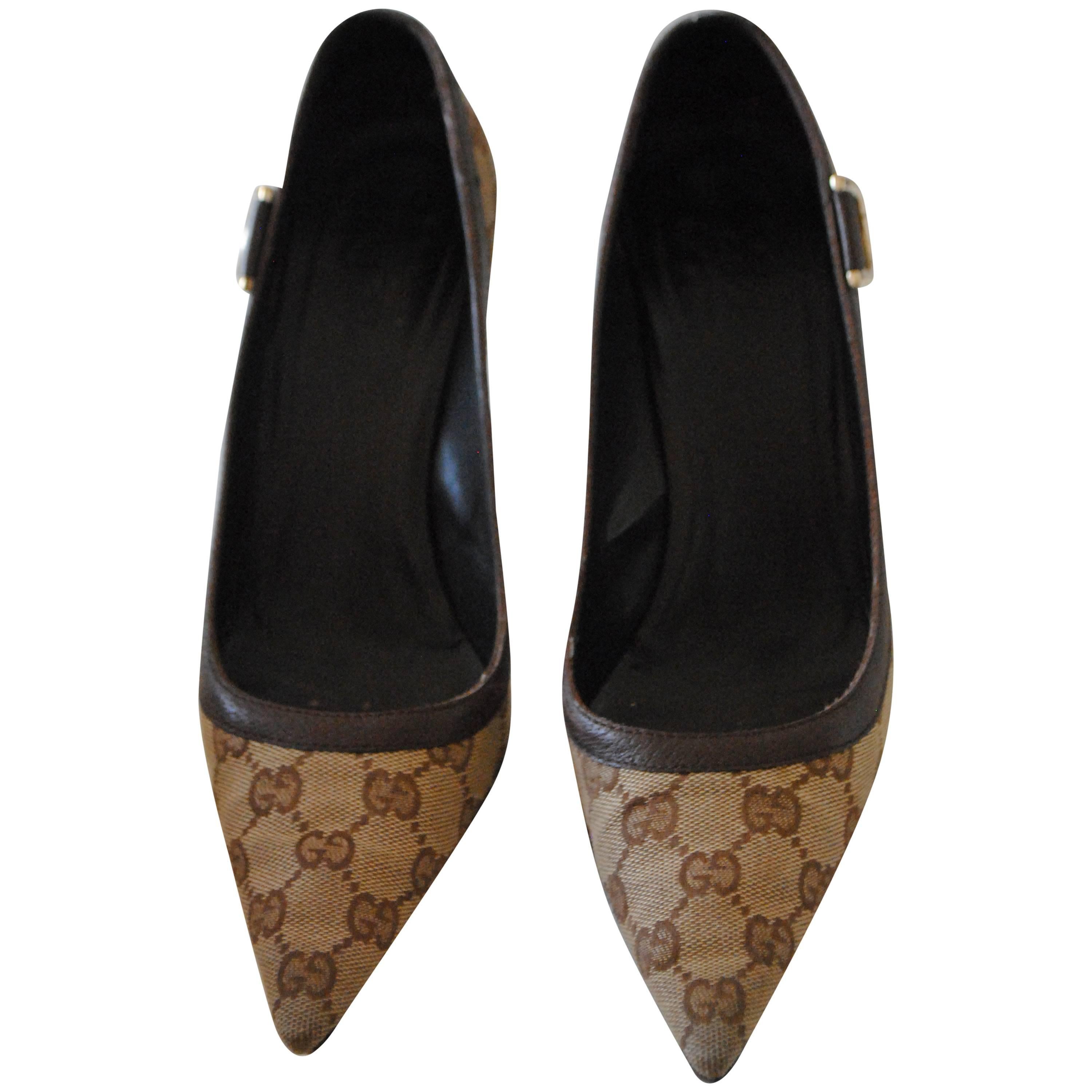 Gucci Textile GG logo Gold Tone Hardware Decollete